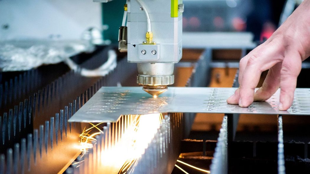 Faserlaser beim Zuschnitt eines Stahlblechs im Werk Köln-Porz